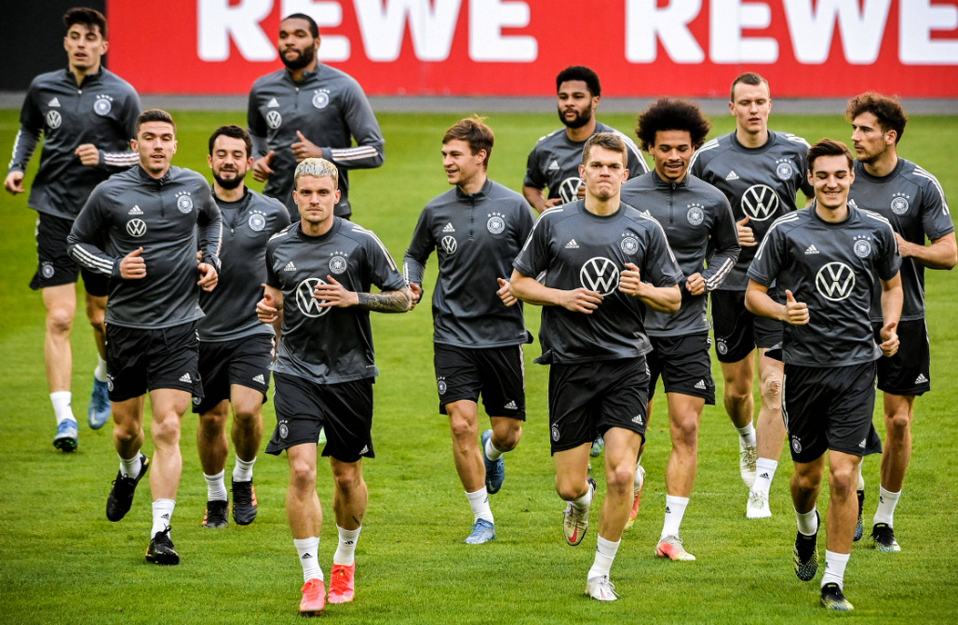 球队主力球员在足球比赛中发挥出色 球队主力球员在足球比赛中发挥出色