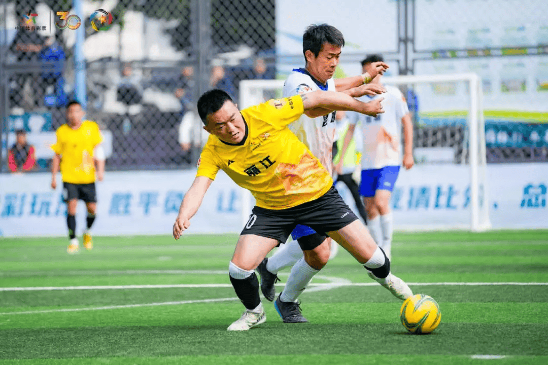 国内顶级足球赛事中一场悬念丛生的比赛，现场观众为之疯狂，呼声不断的简单介绍