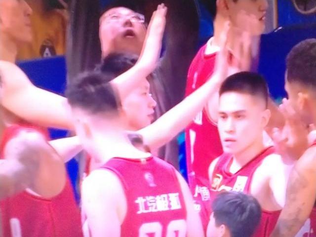 球队面对强敌,经历激战最终胜出 球队面对强敌,经历激战最终胜出