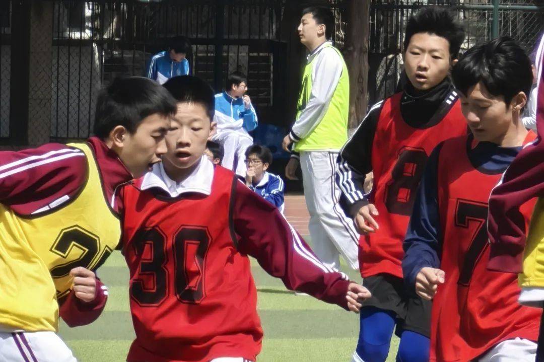 球员们拼尽全力,为球队荣誉而战 球员们拼尽全力,为球队荣誉而战