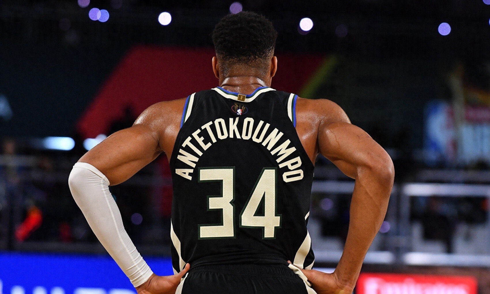 九游官网-雄鹿客场勇擒火箭，字母哥分表现出类拔萃