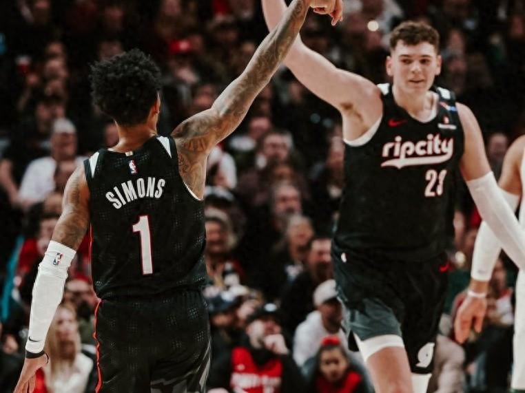 雄鹿客场勇擒火箭，字母哥分表现出类拔萃