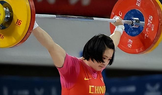 举重比赛中塞尔维亚选手斩获金牌