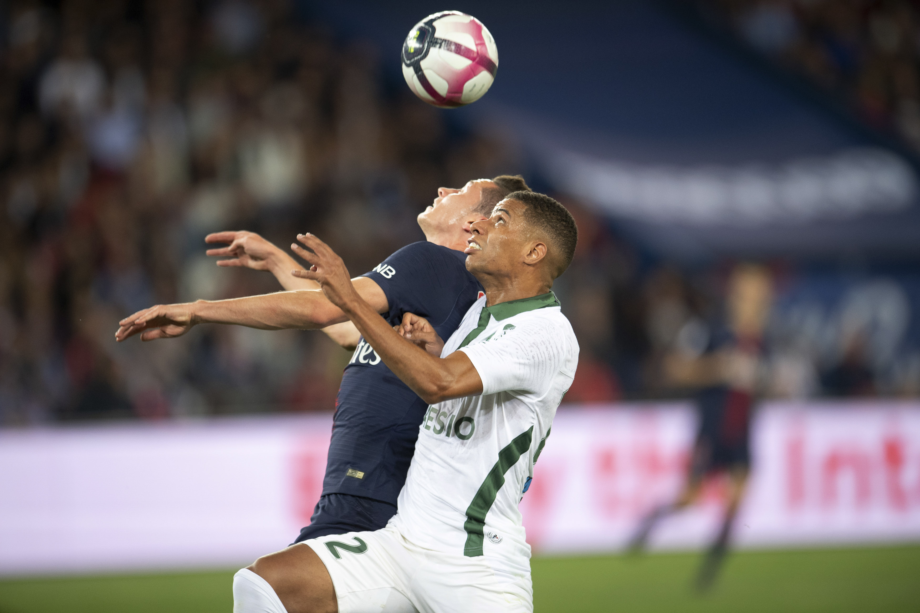 包含法国联赛球队表现亮眼，赛事精彩纷呈的词条