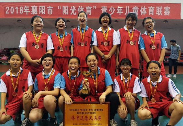 尼斯队员奋勇作战，不畏强手