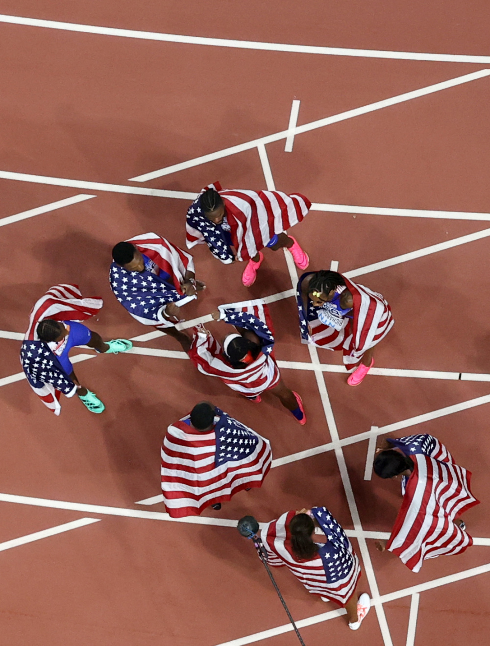 惊险追击！选手力压对手获得田径米冠军的简单介绍