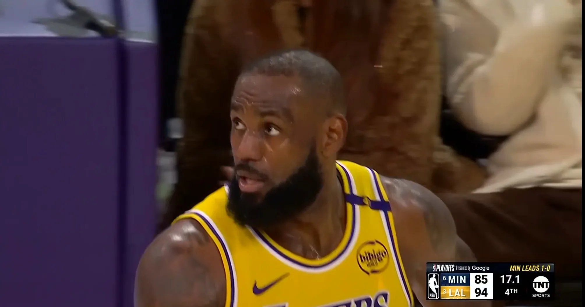 九游游戏-比赛中一位老将球员展现出领导作用