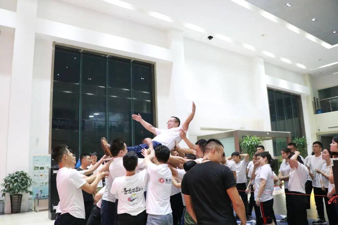 队伍紧密协作，团结努力为了联赛冠军