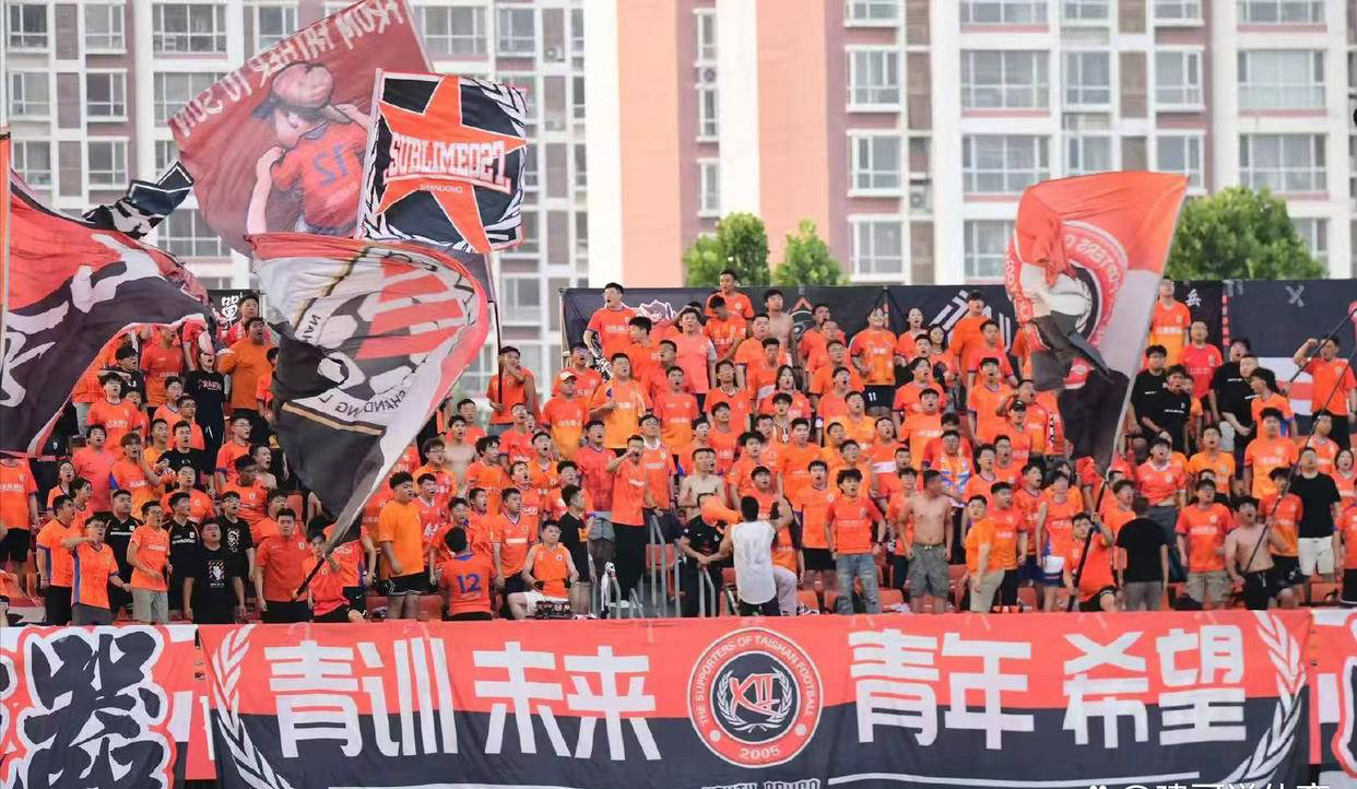 决赛前夕,球迷热情呼吁支持 决赛前夕,球迷热情呼吁支持