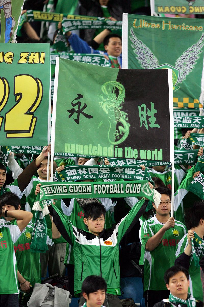 华京压哨绝杀，助球队取得胜利，引发全场欢呼