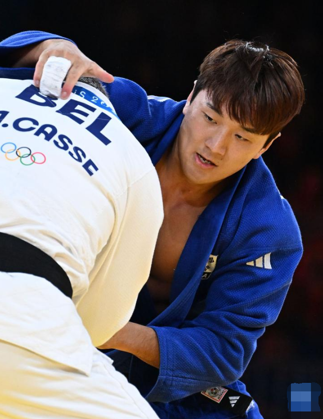 九游体育官方入口-泰国柔道选手力夺冠军，显示实力