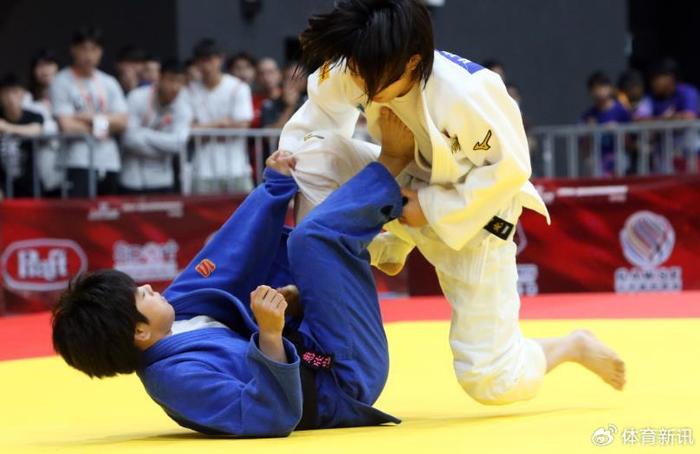 泰国柔道选手力夺冠军,显示实力 泰国柔道选手力夺冠军,显示实力
