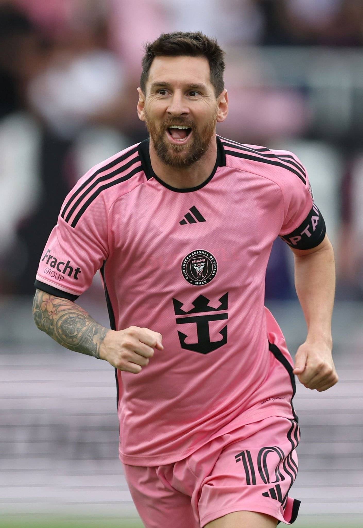 足球赛场上惊险刺激,实力对决令人期待 足球赛场上惊险刺激,实力对决令人期待