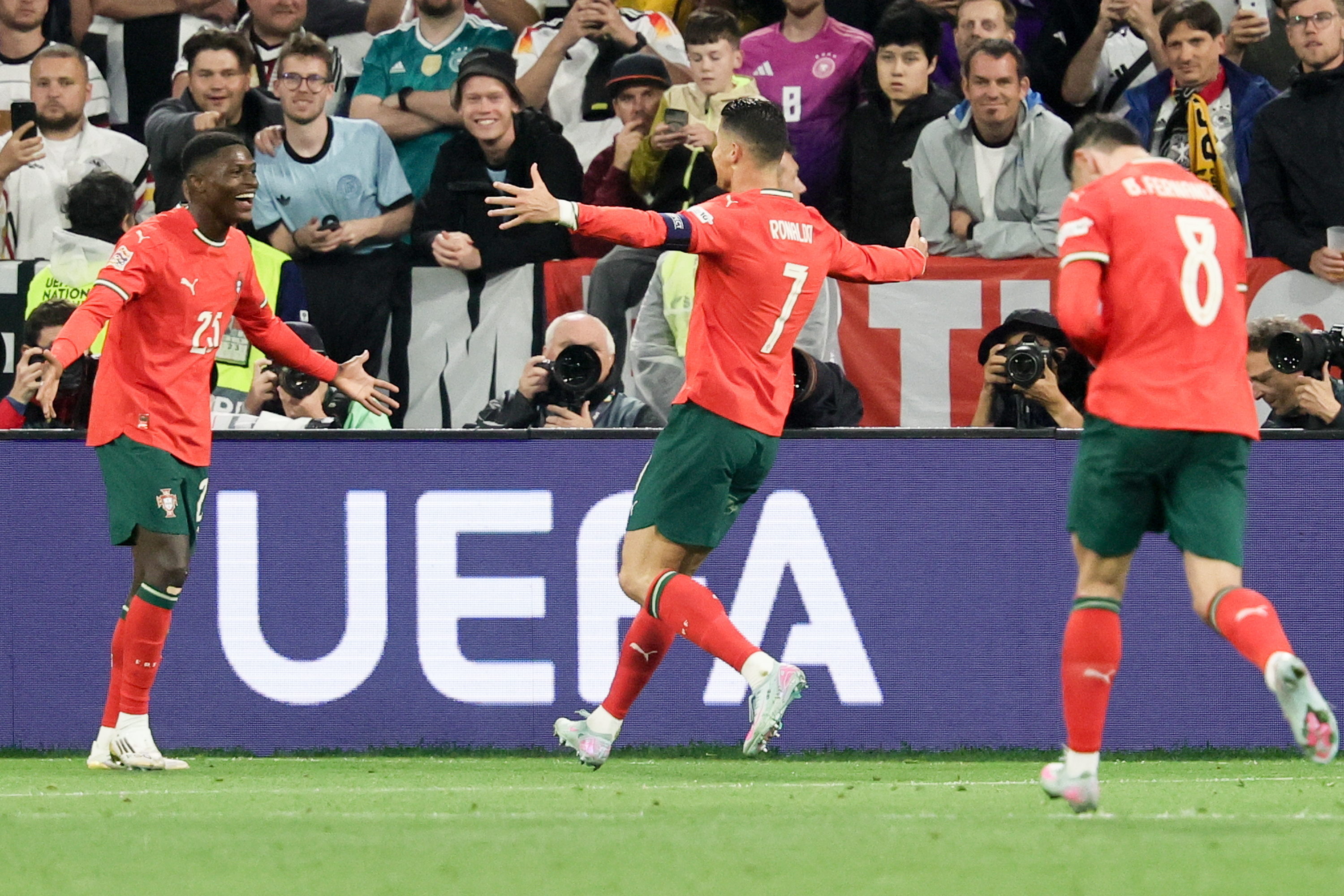 欧国联比赛尽展飒爽英姿，球队强势