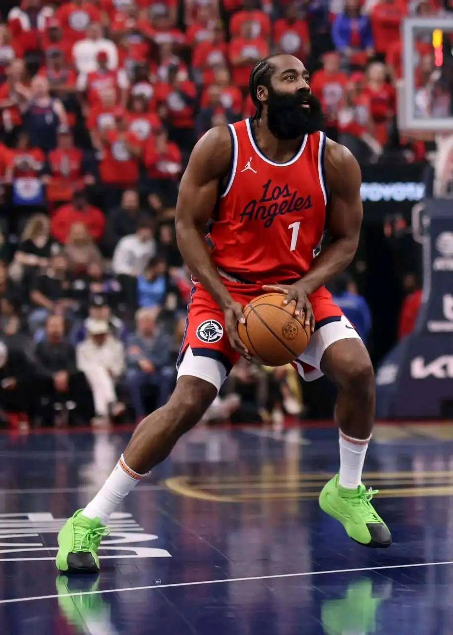 九游娱乐官方-火箭遭小牛逆转,哈登砍分表现失利