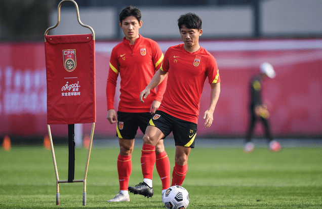 九游中国-球员默契合作,攻守兼顾,引领胜利到手