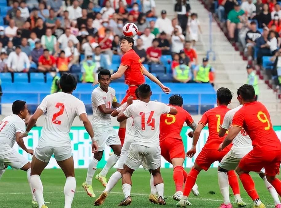 球员默契合作,攻守兼顾,引领胜利到手 球员默契合作,攻守兼顾,引领胜利到手