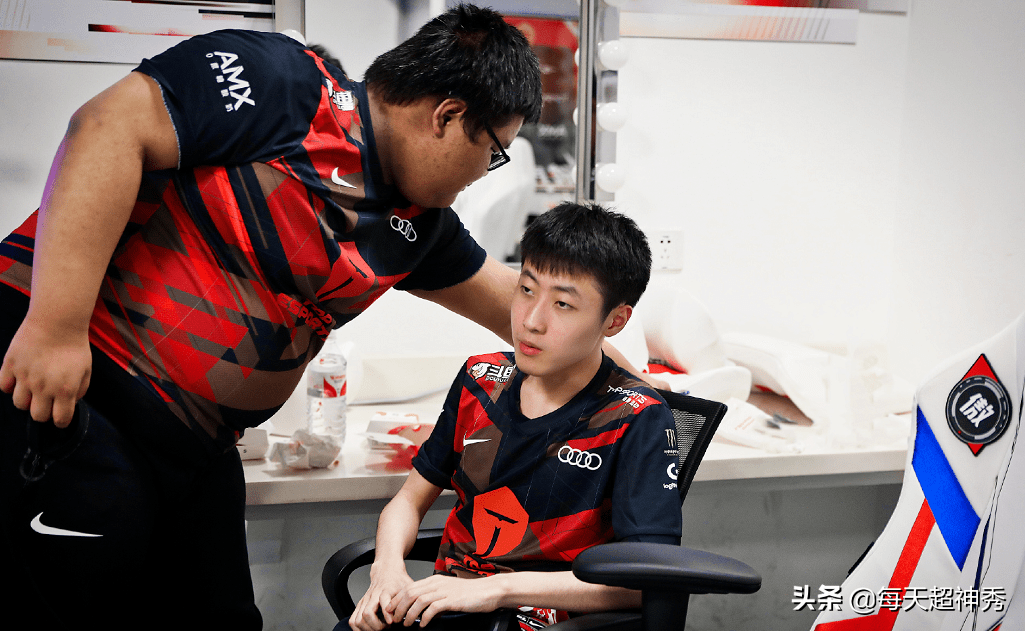 九游娱乐官方网站-FLY翻盘V5,JackeyLove线上压制力十足强强对话淘汰赛,点燃全场激情的简单介绍