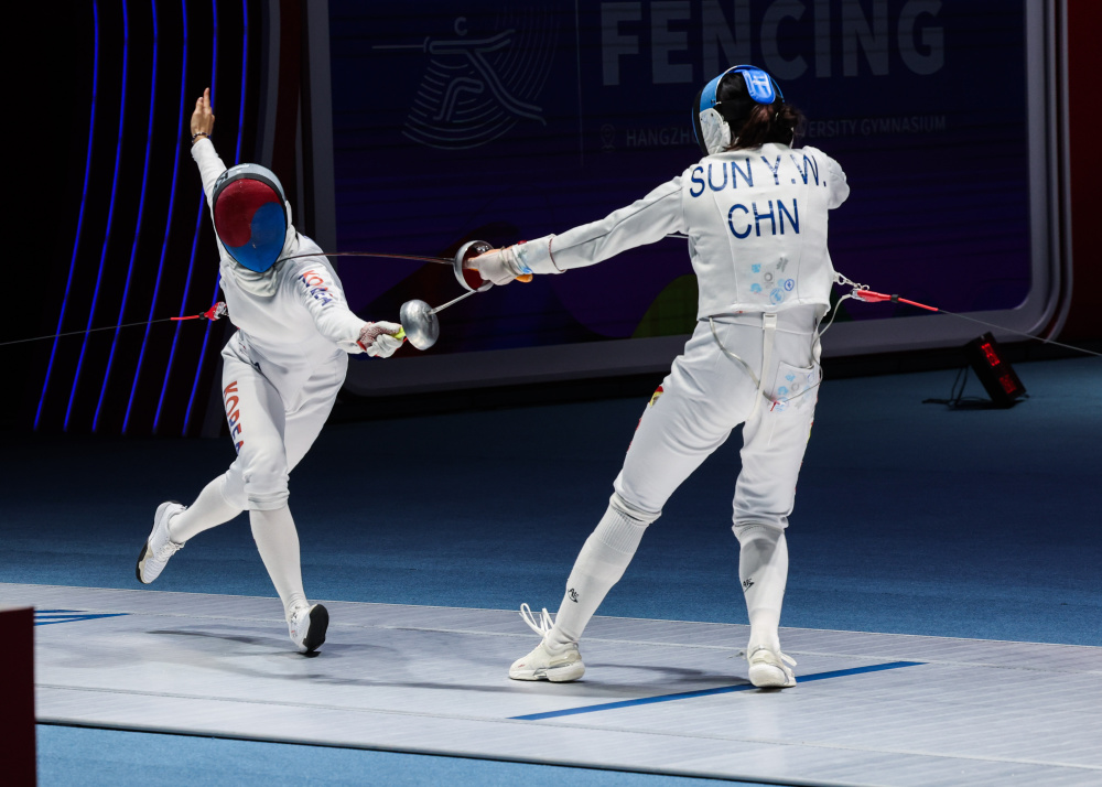 瑞士击剑选手表现出色，引领潮流