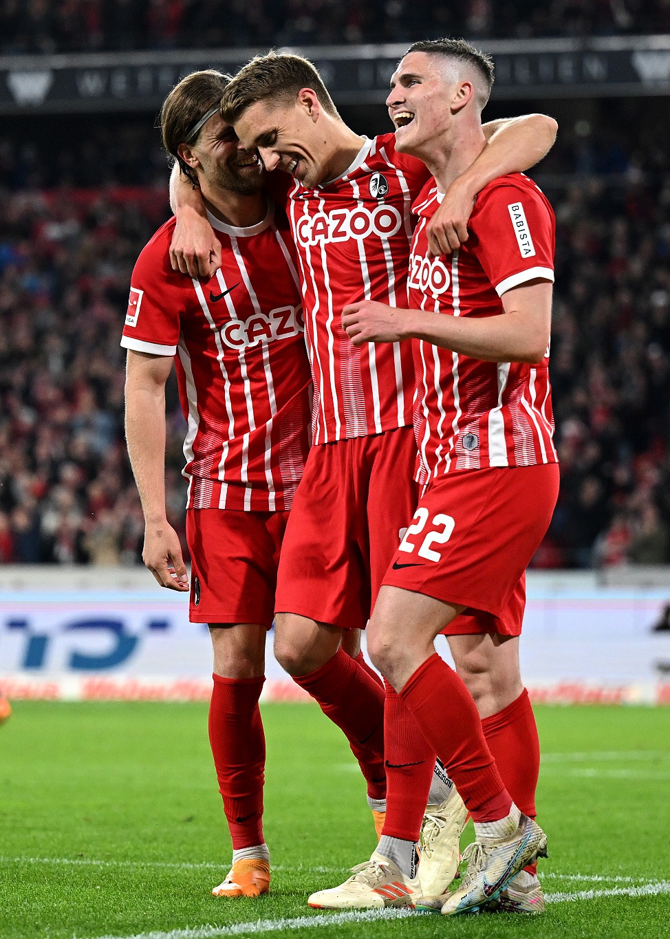 弗赖堡队员积极拼搏，追赶领先者