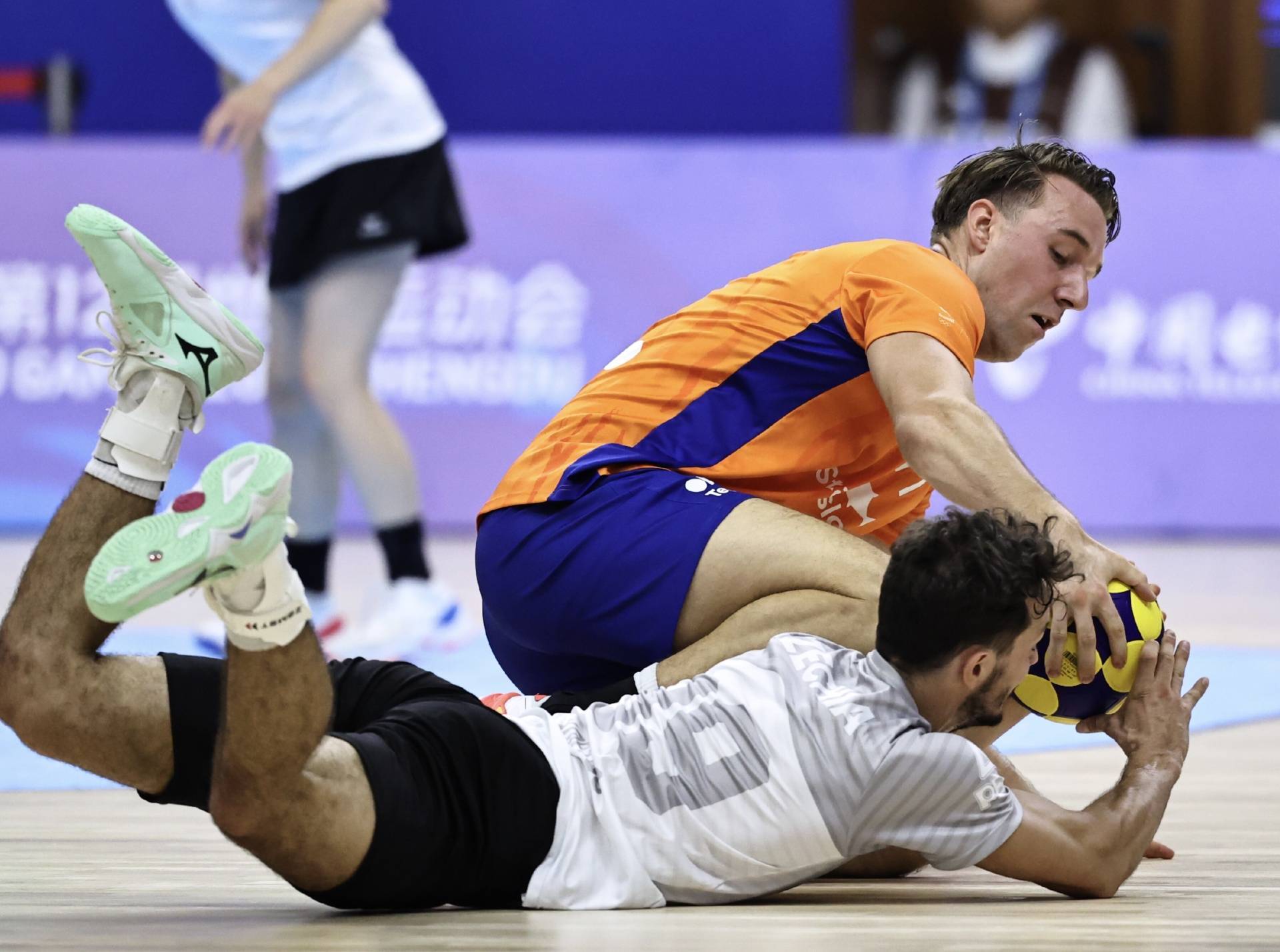 九游娱乐app下载-荷兰运动员在比赛中展现出顽强的拼搏精神