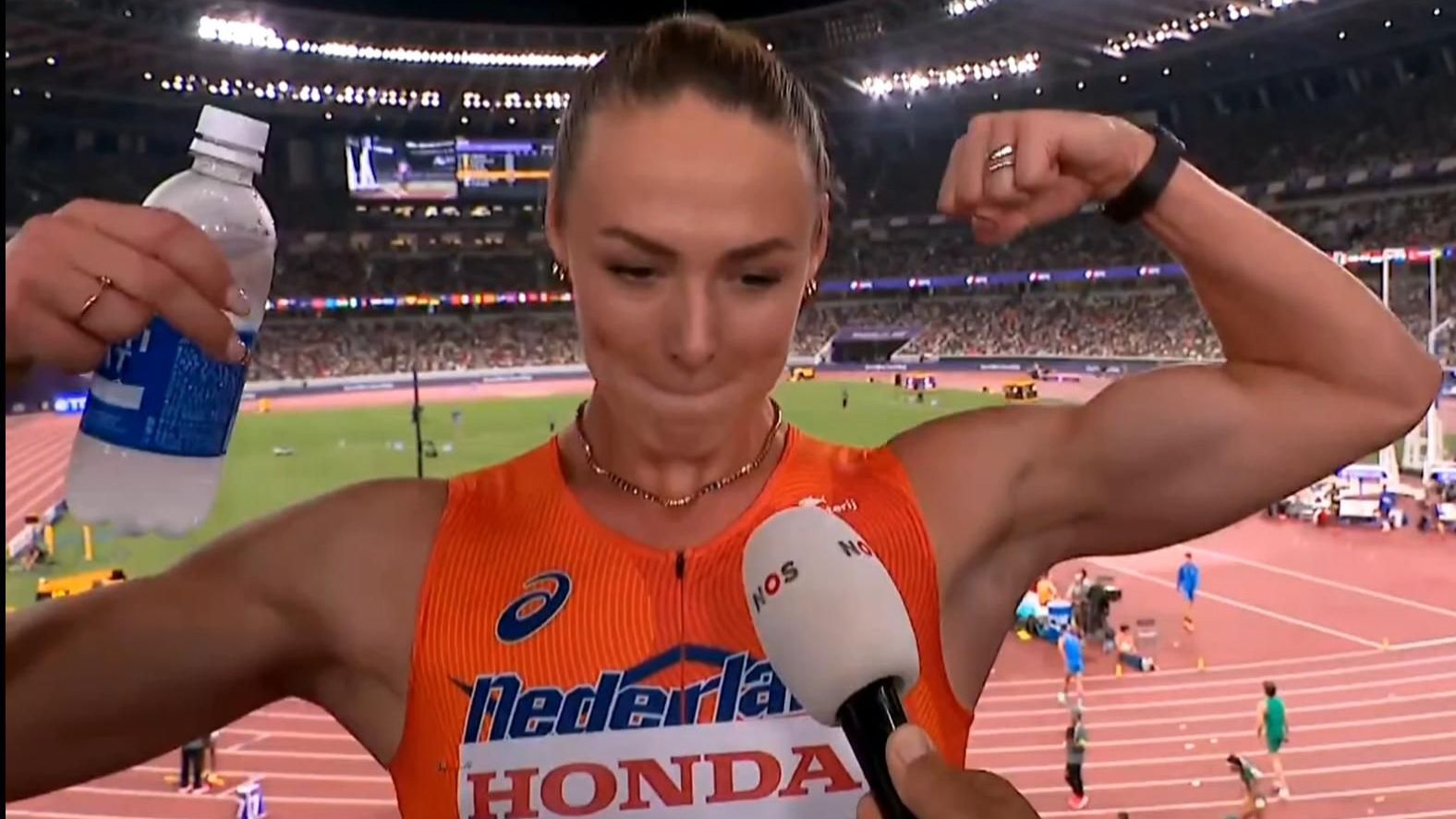 荷兰运动员在比赛中展现出顽强的拼搏精神 荷兰运动员在比赛中展现出顽强的拼搏精神